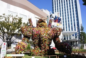 花と緑の巨大ガンダム　お台場で“街の緑”をアピール中 画像