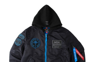 「ガンダム」ハサウェイ・ノア モデルの新作フライトジャケットが登場！アクリルスタンドがもらえるキャンペーンも♪ 画像