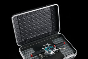 “さあ！…振り切るぜ”「仮面ライダーW」アクセルドライバー専用収納ボックスの二次受注がスタート！仮面ライダーアクセルをデザインした特製パッケージ付き 画像