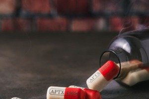 「名探偵コナン」APTX-4869が“食べても小さくならない”チョコに!? 「Cake.jp」コラボ商品が登場 画像