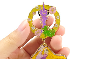 「アナ雪」オラフや「ラプンツェル」の大きめピンバッジが登場♪ 揺れるチャームや回転ギミックにも注目！ 画像