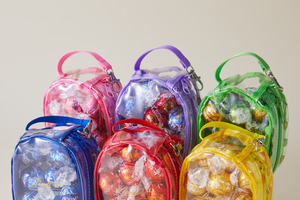 推し活界隈で話題！「リンツ」の推しカラーポーチに新色登場♪ チョコ詰め放題イベントが今年も開催決定！ 画像