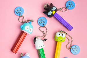 ポップなカラーが超可愛い！「はぴだんぶい」とPEZがコラボ！ボールチェーン付きのマスコットで登場♪ 画像