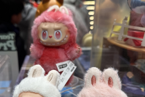 「ラブブ」絵本の妖精から世界的トップIPへ― 中国発の“不気味かわいい”キャラクターの躍進を振り返る 画像