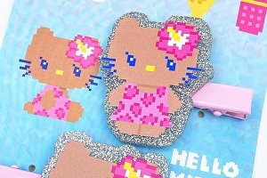 日焼け“キティ”の平成ギャル感がたまらん！インパクト大なマルチクリップやステッカーが登場 画像