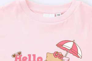 「サンリオ」×GU！ キティ・ポムポムプリン・シナモロールが小麦肌に♪ ビーチで遊ぶ姿に癒されるパジャマ＆キッズTシャツが登場 画像