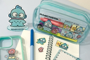 ハンギョドン推し必見♪ さゆり＆イタローも一緒の限定アイテムがサンキューマートに登場！ ポーチやステッカーなどラインナップ 画像