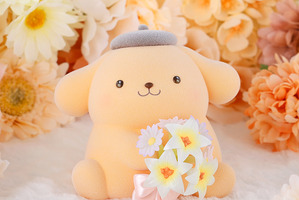 愛くるしい瞳にメロメロ♪ 「ポムポムプリン」パステルカラーverがついに発売！ ユリ&ミヤコワスレを手にちょこんと佇む姿がキュート 画像