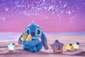 スティッチが星をぎゅっ☆ ハワイの夕暮れカラーや涼しげブルーの“夏っぽ”新グッツが続々登場【ディズニーストア】 画像