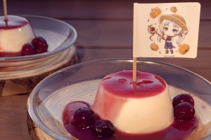 「葬送のフリーレン」“メルクーアプリン”を再現♪ ヒンメルらの農作業姿が可愛いフラッグ付き！「農園リゾートTHE FARM」コラボにスイーツ登場 画像