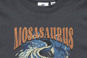 「ジュラシック・ワールド」×GUコラボ！ 世界観をヴィンテージ風グラフィックでTシャツに！ 人気のモササウルスも登場 画像