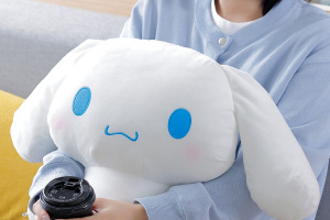 おっきなシナモンを抱っこ♪ 「シナモロール」のふわふわなPCクッションがプレバンで再販！ 後ろ姿もキュートな思わず抱っこしたくなる仕上がり♪ 画像