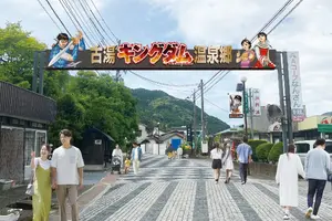 「キングダム」×佐賀コラボ9月30日まで延長！ 7月からは「古湯キングダム温泉郷」が登場 温泉街に「キングダム」の世界観が広がる 画像