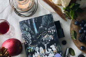 「ムーミン」 個性的な仲間たちの冒険が手帳や文具に…「Moomin Product of the Year 2025」受賞の「ほぼ日」商品が取り扱い中 画像