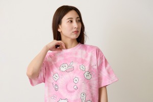 「ちいかわ」梅雨&夏のシーズンに新たなアパレルを♪ 個性を出せるTシャツ&靴下が登場 画像