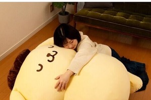 「ポムポムプリン」そのサイズ、全長約105cm!?　すべてを受け入れてくれる大きさが魅力のぬいぐるみ型クッションが予約受付中♪ 画像