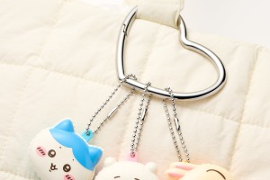 ちいかわ、ハチワレたちのお顔がキュート♪ 「ちいかわ」コロッとかわいいマカロン型コスメが登場！ 実用性も兼ね備えたホイップ風マグネットも 画像