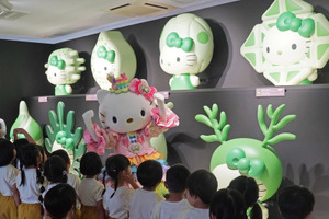 ハローキティが全32種の“藻類”になった!? キティのソファーやシナモンたちが覗く窓も設置！「ハーモニーランド」35周年で大分県・暘谷駅がリニューアル 画像
