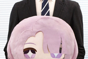 “抵抗は無駄ですよ。大きなお顔ぬいになったので。”「学マス」リーリヤ、燕、麻央のおっきな顔がぬいぐるみに♪ 思わず抱きしめたくなるサイズ感 画像