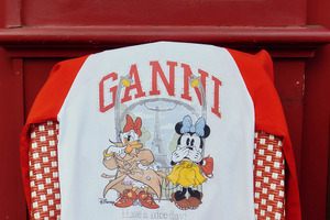 「ディズニー」×GANNIコラボ第3弾！ デイジーとミニーの大冒険を大胆にプリント♪ Tシャツやスウェット、アクセサリーがラインナップ 画像