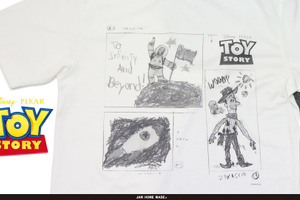 「トイ・ストーリー」アンディが描いたウッディ＆バズにグッとくる！ 1作目の感動を呼び起こす新作Tシャツが登場 画像