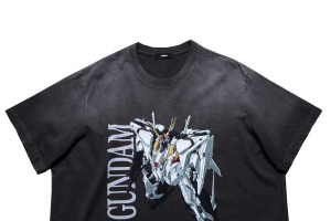 クスィーガンダム、グスタフ・カールをどデカくデザイン♪ 「機動戦士ガンダム 閃光のハサウェイ」とNUBIANとコラボしたTシャツが登場 画像