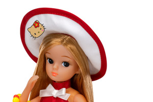 ハローキティ×リカちゃんの可愛いコラボ♪ 「レトロリカ 日焼けしたキティとバカンス」が8月1日に発売！ 1971年頃に登場した日焼け肌の「ピチピチリカ」をオマージュ 画像