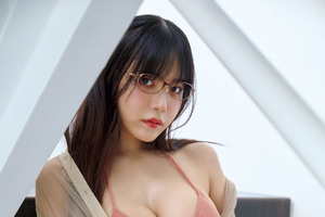 東雲うみが表紙＆巻頭、声優・志崎樺音ら14人の傑作選も！グラビアMOOK「FRIDAY GOLD」発売 画像