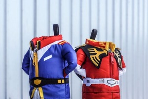 “僕が一番、ペットボトルを上手く持ち運べるんだ！” アムロとシャアの服のペットボトルホルダー登場！「機動戦士ガンダム ボトルホルダー」が予約受付中！ 画像