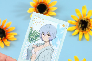 レイもアスカもカヲルも水着で夏っぽ♪ 「エヴァ」限定グッズが集結！「EVANGELION STORE SUMMER FES 2026 in AmiAmi」チケット風クリアカード特典も☆ 画像