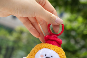 お文具さんがエビフライやおにぎりに！ 「お文具といっしょ」可愛すぎる「ぬいぐる身」シリーズより持ち運びできるミニキーリングが新登場 画像