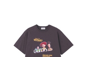 ウッディ＆バズ＆ジェシーが仲良くデザイン♪ 「トイ・ストーリー」ROSE BUDコレクション登場！ 名シーンTシャツやポーチなど遊び心あふれるアイテムがラインナップ♪ 画像