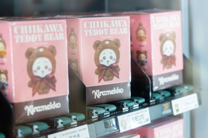 「ちいかわ」グッズが自販機で買える…ってコト!? サンリオコラボやちいかわカフェのフィギュアがラインナップ☆【ＫＩＴＴＥ丸の内】 画像