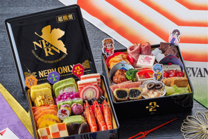 「エヴァ」おせちが登場！シンジが作ったお弁当メニューや“ロンギヌスの槍”がピックに！A.T.フィールド風呂敷も便利◎【予約開始】 画像