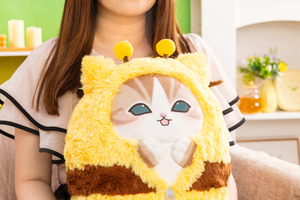mofusandが蜂に大変身だにゃん!? 全長約45cmのBIGサイズ抱きぬいや、ふわもこぬいも♪ オンラインくじが登場【8月26日11時から】 画像