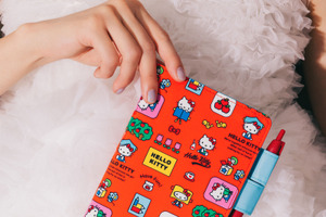 ハローキティの2027年版「ほぼ日手帳」登場！ “ハローキティ クラシック”デザインの手帳＆文具17種を発売 画像