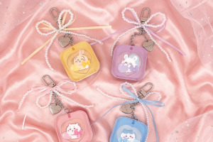 「ちいかわ」旅行で大活躍なトラベルアイテムに第2弾が登場！持ち歩ける“キーリングコスメパレット”も 画像