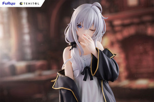 眠たげな表情で佇む銀髪美少女は誰でしょう？「そう、私です」――「魔女の旅々」イレイナがフリューオリジナルポーズで立体化！ 画像