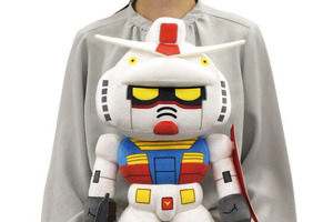 ガンダム、シャア、アムロのキュートな“でかぬい”が登場♪　抱きしめるのにぴったりなサイズ感を確かめよう！ 画像