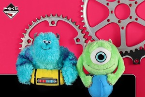 「モンスターズ・インク」マイク＆サリーがモニターからチラリ♪ ぬいぐるみマスコットからブリスター付フィギュアまで一番くじで登場！ 画像