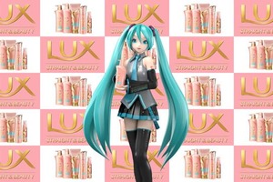 初音ミク、脱・ツインテール？ 「LUX」新CMでスカーレット・ヨハンソンと共演 画像