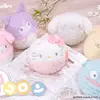 ポムポムプリン、シナモンたちがまんまるでふわふわ♪ 「サンリオ」ボア生地使ったモコモコ仕様の「ぬいコロン」「ねむりタイ」が発売・画像