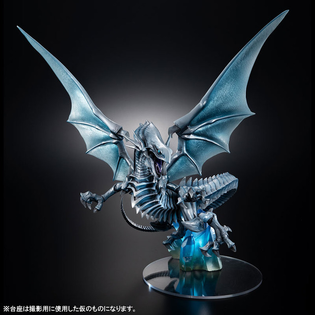 遊王デュエルモンスターズ青眼の白龍　ブルーアイズホワイトドラゴン　フィギュア　ほぼ新品